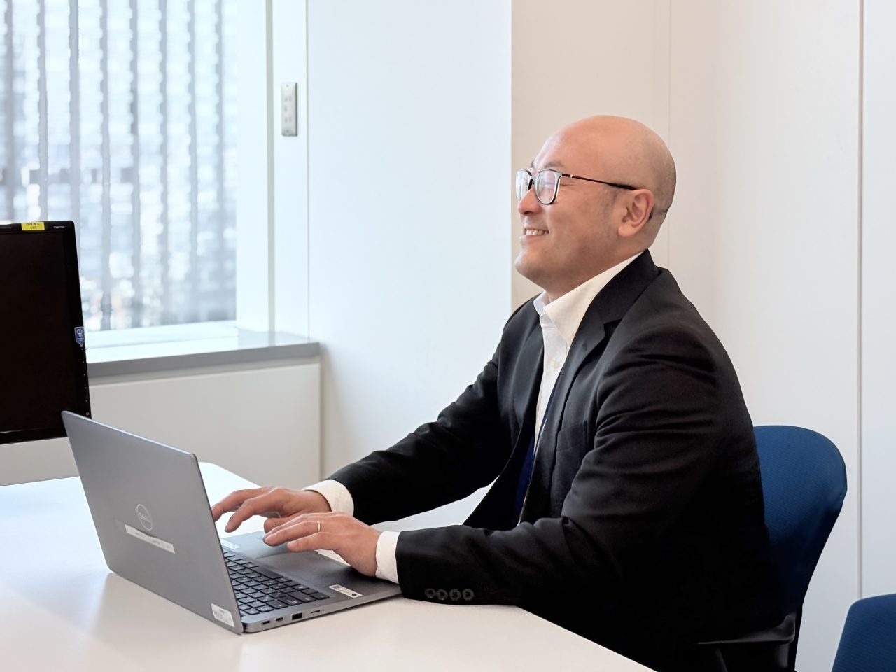 笑顔で話してくれる入社後活躍研究所 千葉純平さん。