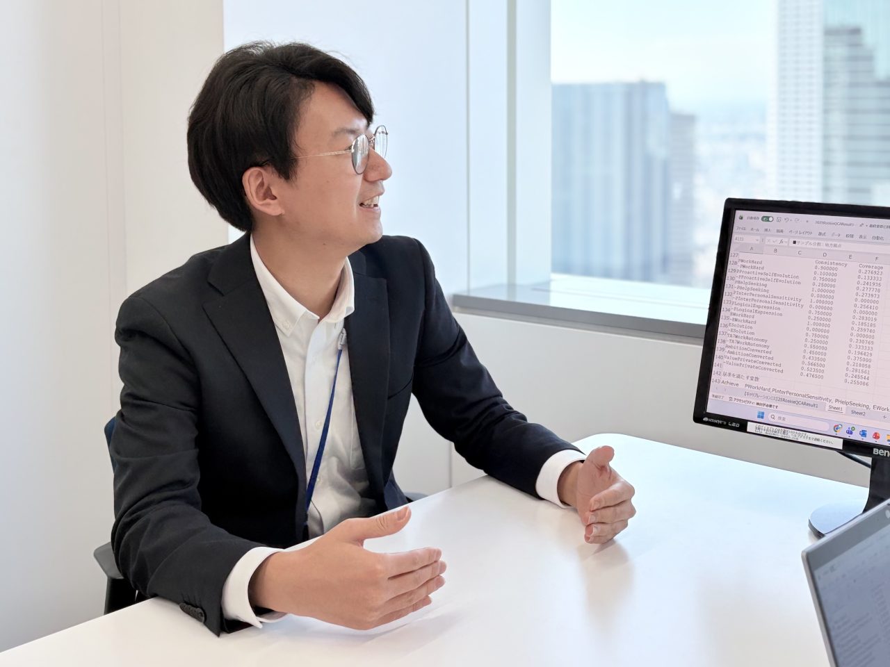 笑顔で話す入社後活躍研究所 山田航大さん