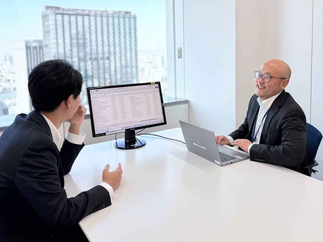 談笑している入社後活躍研究所 千葉純平さんと山田航大さん。