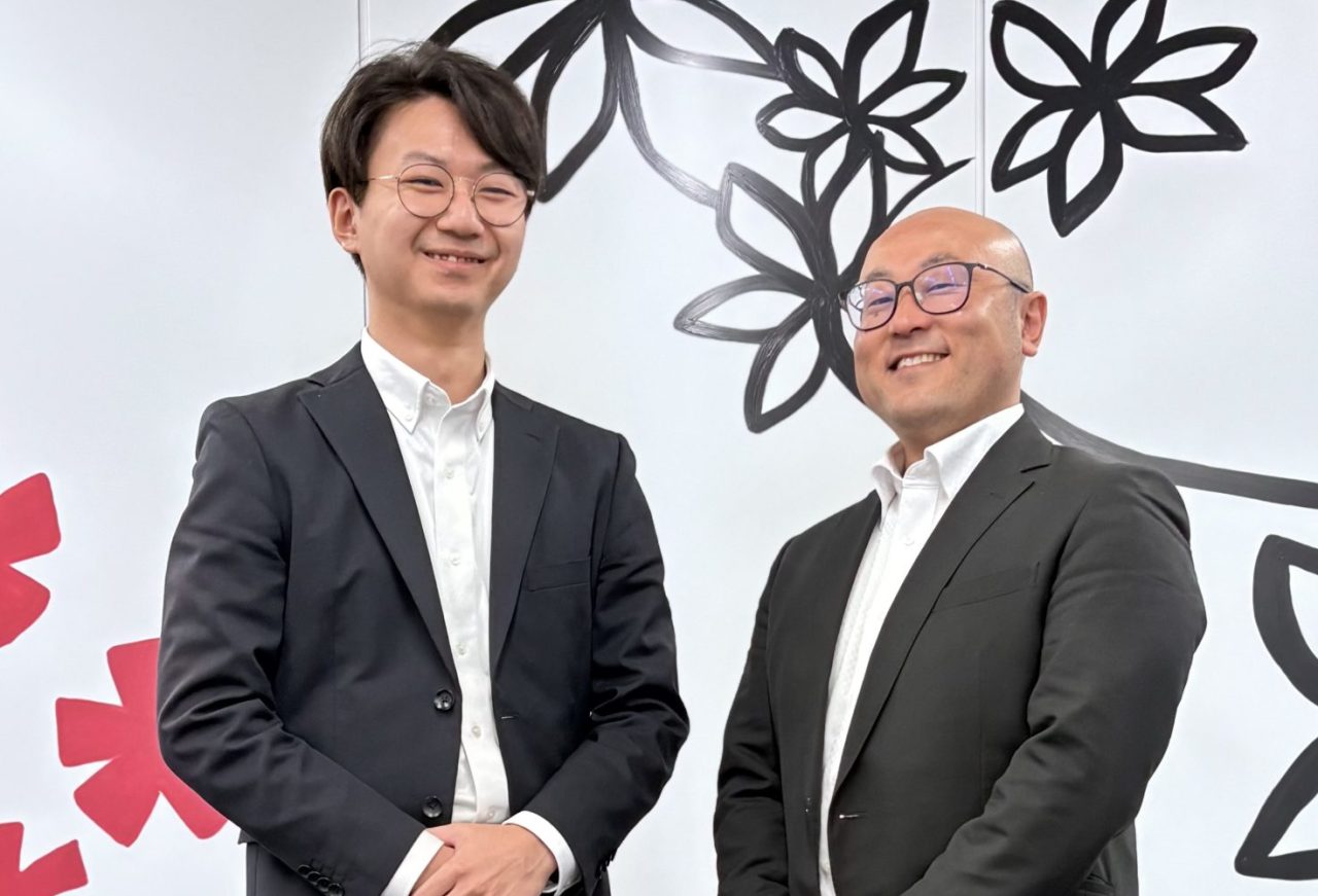 素敵な笑顔で入社後活躍研究所のおふたり（千葉純平さん・山田航大さん）が並ばれているお写真。